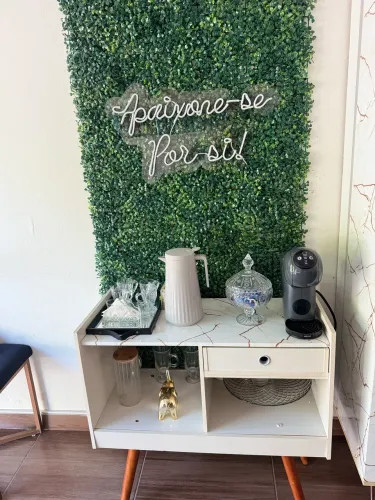 Mesa de café, placa de bunhinho grama e placa em led