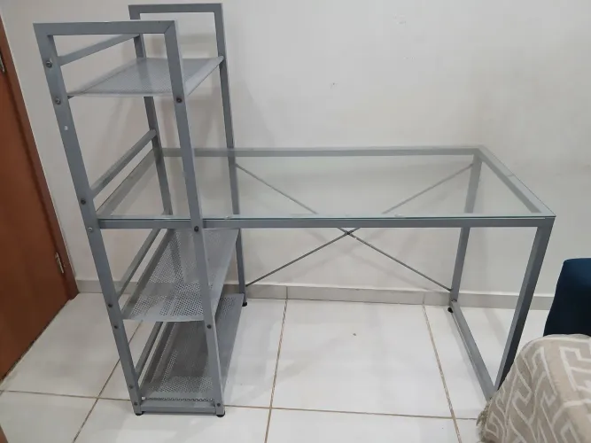 Escrivaninha de escritório / home office com estante lateral acoplada.<br>