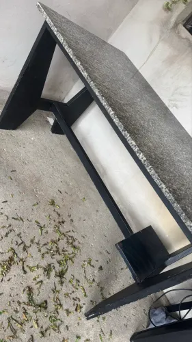 Mesa com base de ferro e tampo de granito