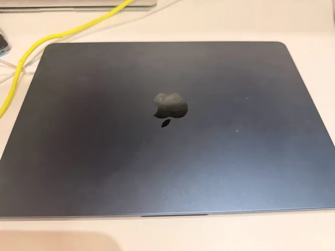 MacBook M2 512 azul profundo com caixa e todos os acessórios