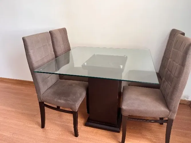 Conjunto mesa com quatro cadeiras