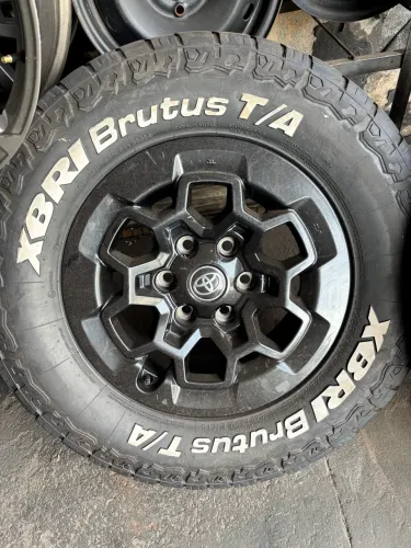 Rodas Hilux GR aro 17 Semi Novas + Pneus Xbri Brutus 