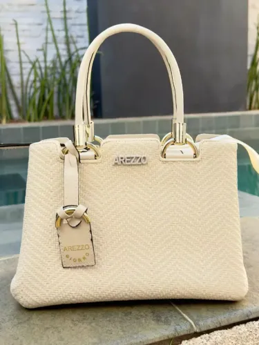 Bolsa de Mão Arezzo Acabamento Texturizado Off-white Detalhes Dourados Premium