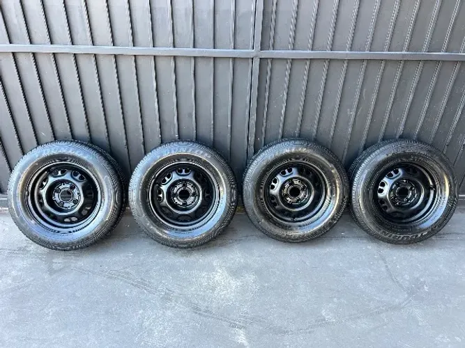 Jogo de rodas gol aro 13 com pneus 175/70r13 Dunlop semi novos 