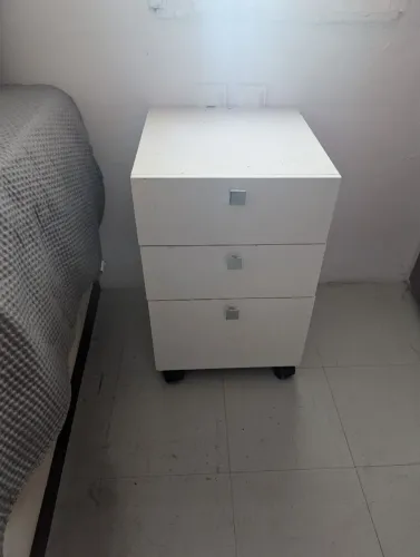 Mesa de Cabeceira branca 3 gavetas c/ rodas