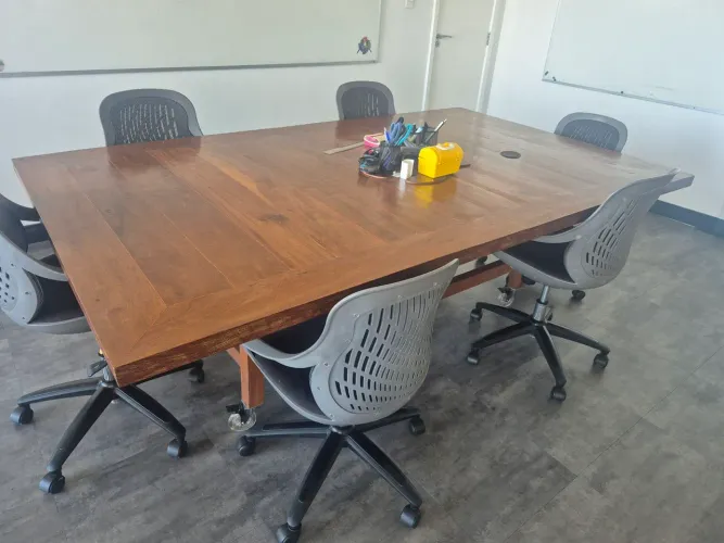 Mesa de madeira com rodizios
