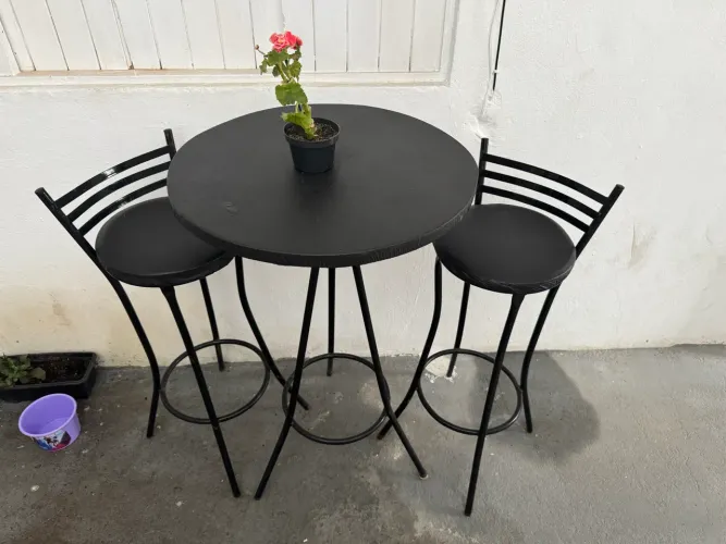 Mesa bristo com duas cadeiras