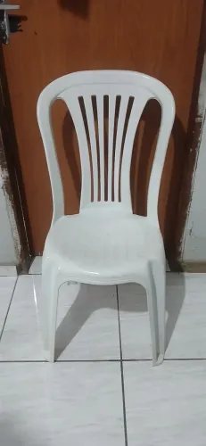 Cadeiras de plástico ( 3 cadeiras)