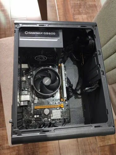 PC Gamer Ryzen 3 2200G Quad Core - Memória RAM 16GB DDR4 3200MHz - Vídeo Vega 8 SSD 256GB