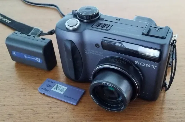 Camera - Sony DSC - S85 - 4.1 Mega Pixels