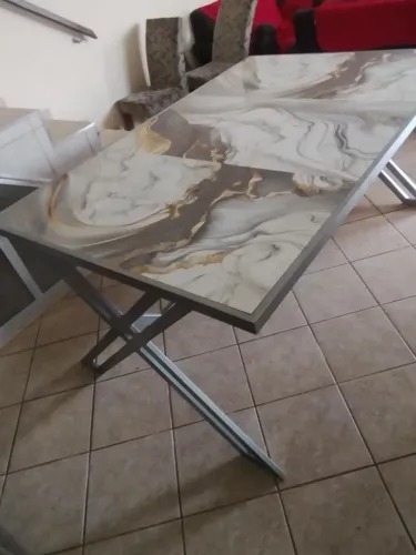 Mesa de aço carbono e porcelanato 