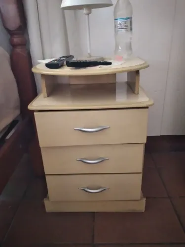 2 criado mudo com 3 gavetas