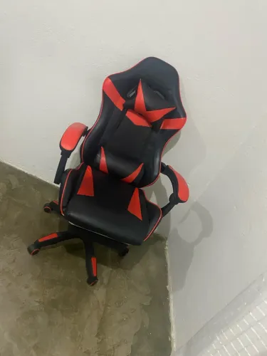 Cadeira Gamer Ergônomica Vermelha e Preta com Apoio de Pés (Praticamente Nova)