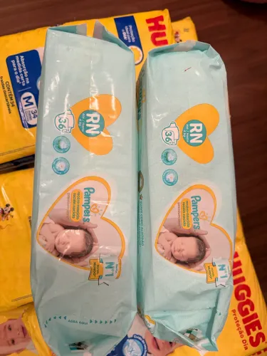 Fraldas Huggies tamanho M e Pampers RN