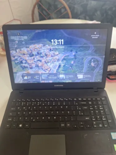Notebook preto em ótimas condições 