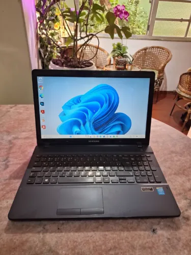 Notebook Samsung Book Core i5 - 8GB RAM - SSD 256GB - Placa de vídeo dedicada