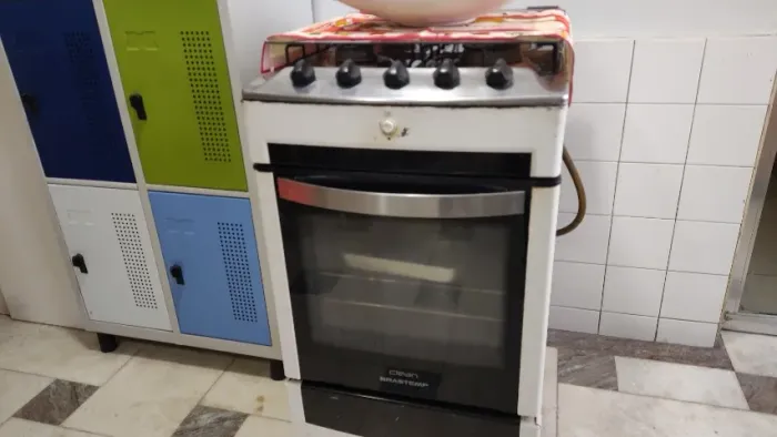Fogão 4 bocas e forno Brastemp Clean