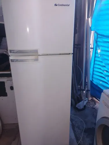 Vende se uma geladeira continental Frost Free 360 litros