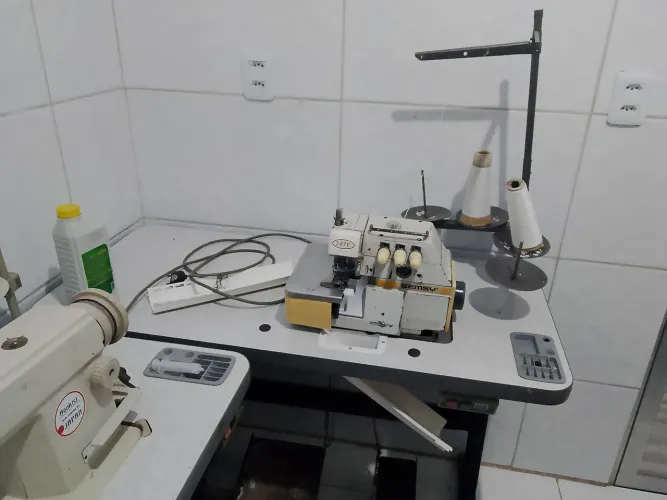 Máquina industrial overloque