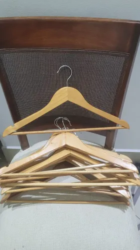 Kit com 20 cabides de madeira
