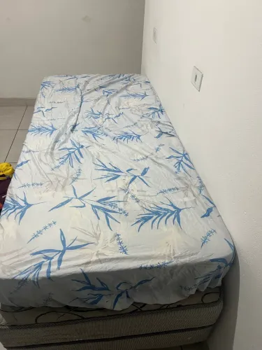 Colchão de solteiro com o box