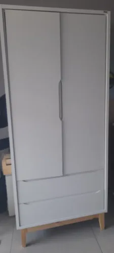 Lindo guarda roupas de solteiro