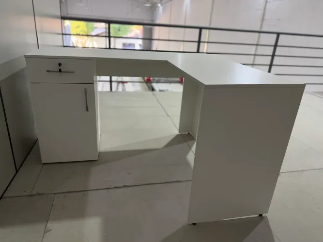 Mesa para escritório e balcão