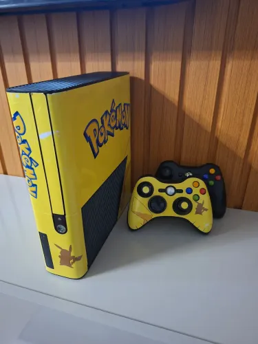 ? Xbox 360 Super Slim 500GB Original - 8 Jogos na Memória + 1 Controle ?
