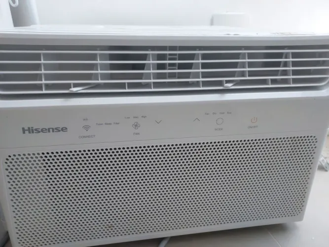 Ar condicionado hisense 10.000btu com controle remoto e Wi-Fi.