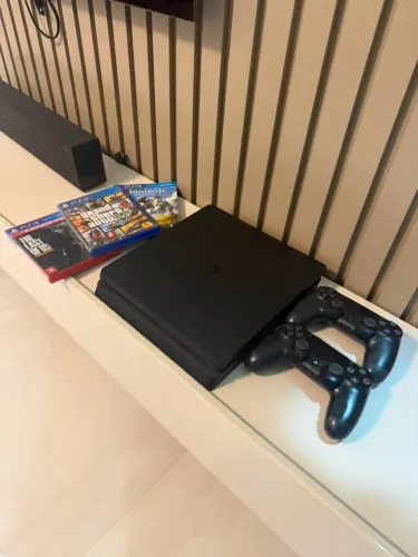 PS4 Slim Semi Novo + 2 Controles + 3 Jogos