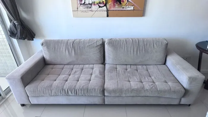 Sofá 2,5 metros - cinza claro.