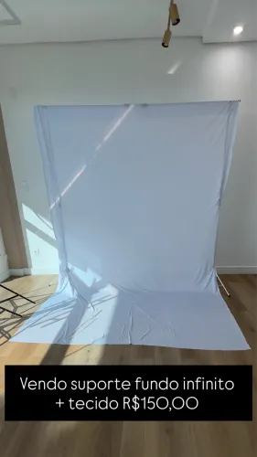 Suporte fundo infinito e tecido branco