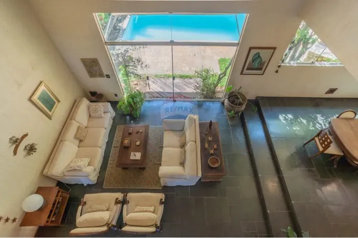 RE/MAX CASANOVA ALUGA casa com 521 m² de área útil, 06 quartos (03 suítes e 2 closets), qu