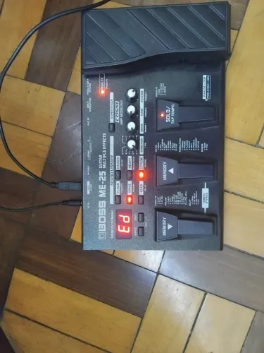 Pedaleira Boss ME 25