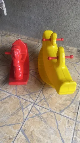Vendo 2 cavalinhos de brinquedo