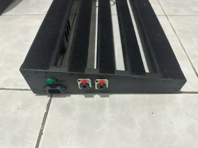 Pedalboard 48x32 em madeira com velcro e elétrica