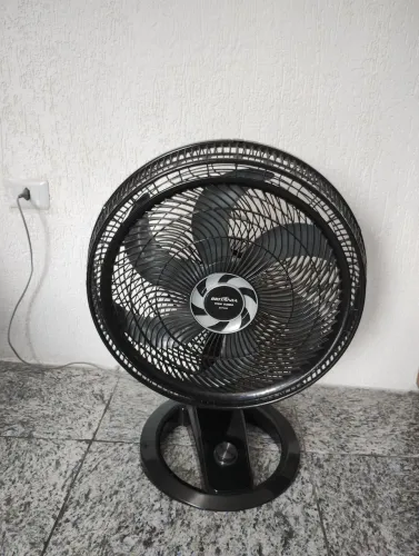Vende -se um ventilador Britânia