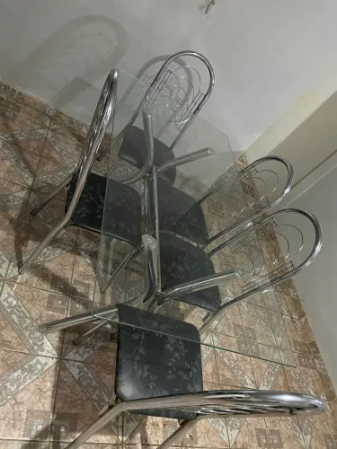 Mesa com tampa de vidro