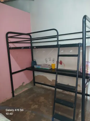 Beliche de ferro com escrivaninha