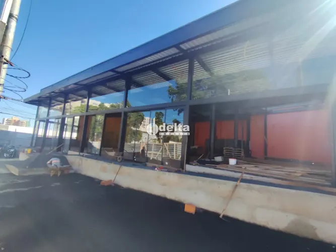 Loja comercial disponível para locação no bairro Presidente Roosevelt em Uberlândia-MG