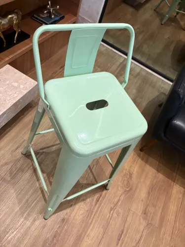 Banqueta média com encosto altura 66 cm