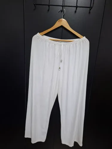 Calça branca com cordão 