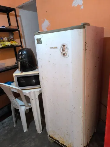 Geladeira funcionando. Só enferrujada 