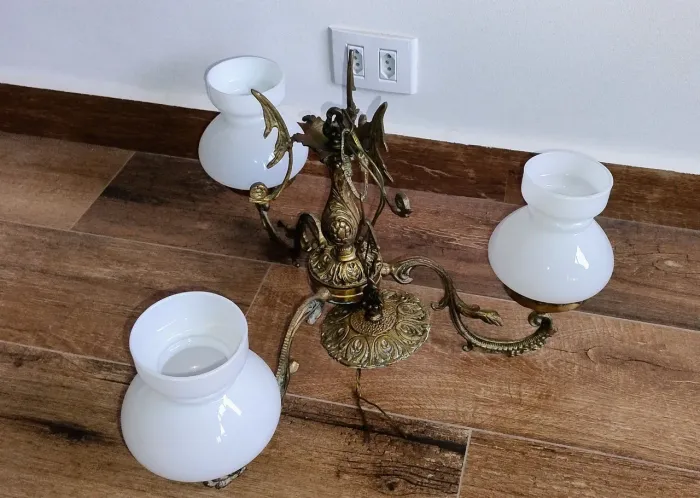 Lindo lustre bronze rico em detalhes com 3 cúpulas leitosa branca