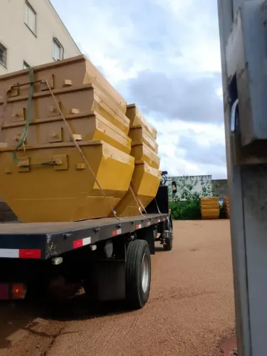 Caçambas de entulho reformadas