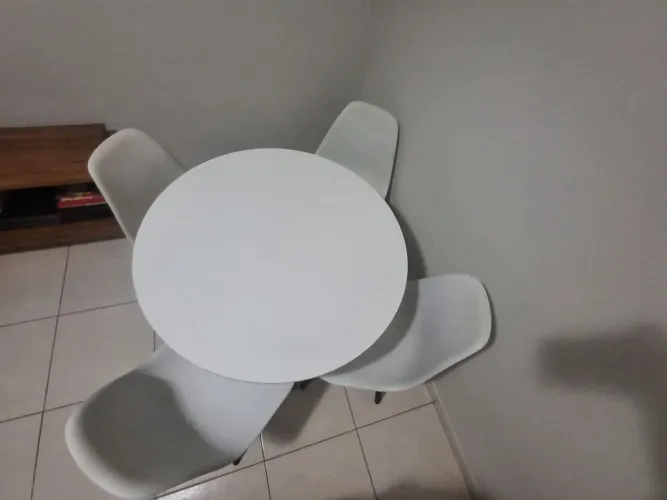 Pra sair hoje!!! Não entrego, mesa de jantar eiffel. Não entrego. Venda apenas da mesa