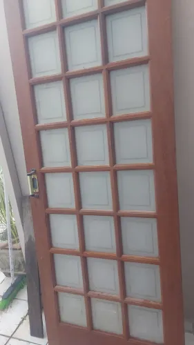 Porta de madeira angelim com vidro e marco completa