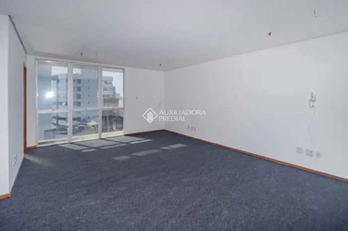 Sala comercial com 45 m² privativos, localizada na Avenida Cristóvão Colombo