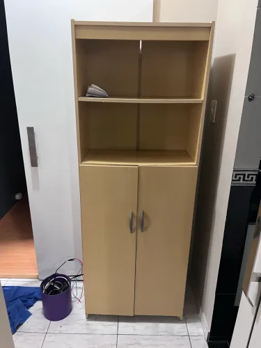 Estante de madeira com portas