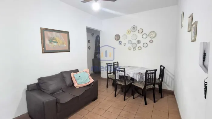 Apartamento 2 dormitórios no Embaré para locação, prédio de frente para a praia.